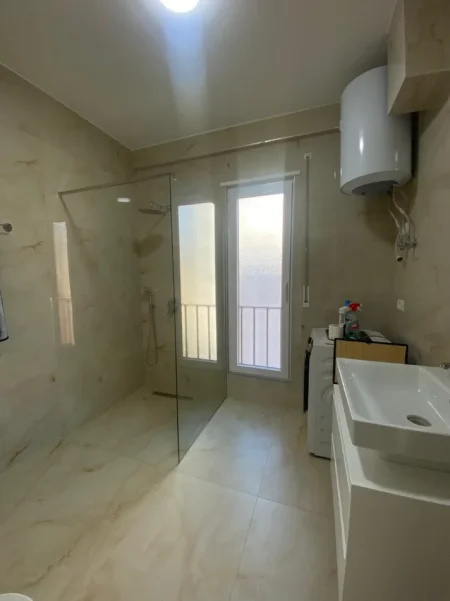 Tirane, jepet me qera apartament 2+1+Ballkon Kati 6, 100 m² 900 € (Pazari i Ri)