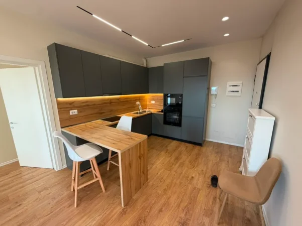 Tirane, jepet me qera apartament 2+1 Kati 18, 110 m² 1.300 € (garden building)