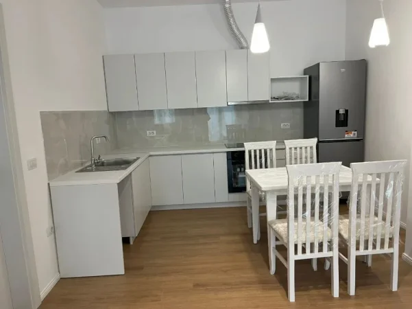 Tirane, jepet me qera apartament 1+1 Kati 1, 65 m² 450 € (Afer Rezidences Kadiu, Ali Demi)