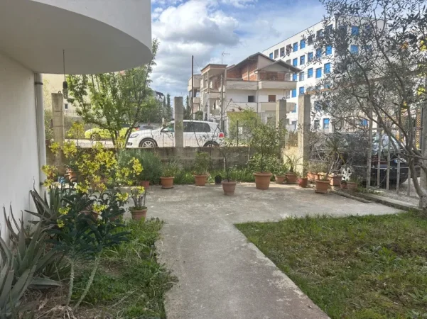 Tirane, jepet me qera apartament 1+1 Kati 1, 65 m² 450 € (Afer Rezidences Kadiu, Ali Demi)