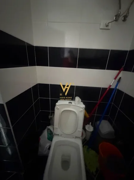 Tirane, jepet me qera zyre Kati 1, 43 m² 420 € (KOMUNA E PARISIT)