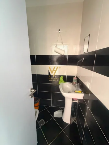 Tirane, jepet me qera zyre Kati 1, 43 m² 420 € (KOMUNA E PARISIT)