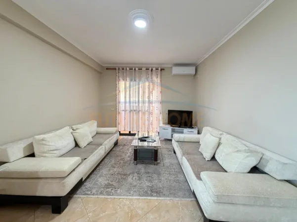 Tirane, jepet me qera apartament 1+1 Kati 5, 67 m² 500 € (Xhamlliku)