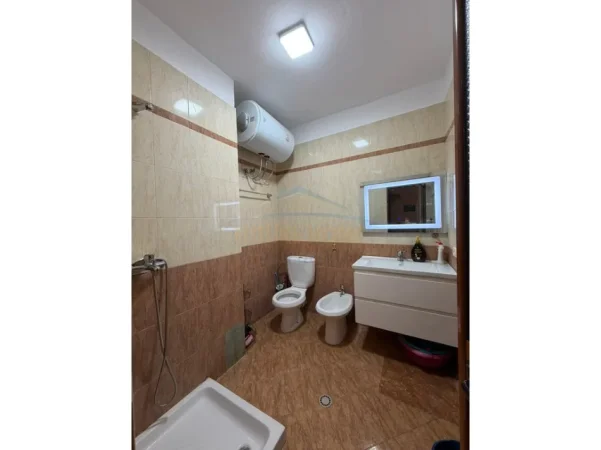 Tirane, jepet me qera apartament 1+1 Kati 5, 67 m² 500 € (Xhamlliku)