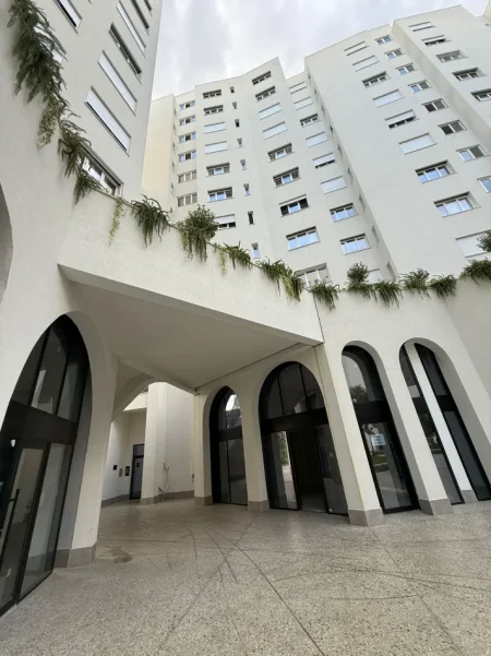 Tirane, jepet me qera dyqan Kati 0, 35 m² 450 € (UNAZA E RE)