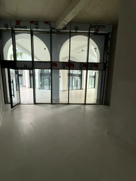Tirane, jepet me qera dyqan Kati 0, 35 m² 450 € (UNAZA E RE)