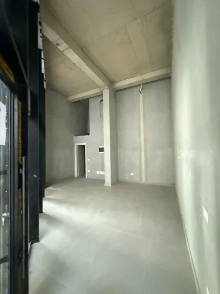 Tirane, jepet me qera dyqan Kati 0, 35 m² 450 € (UNAZA E RE)
