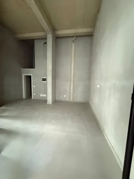 Tirane, jepet me qera dyqan Kati 0, 35 m² 450 € (UNAZA E RE)