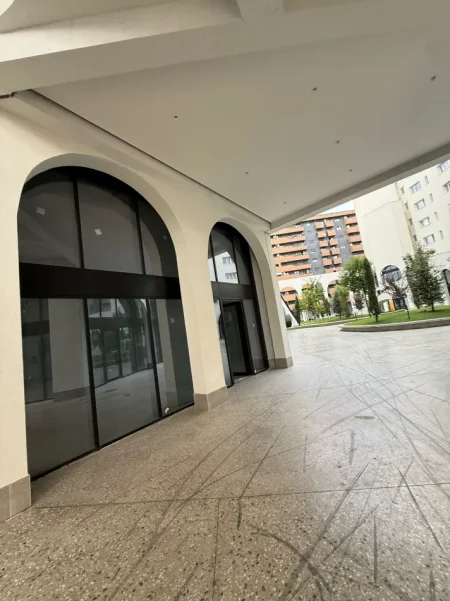 Tirane, jepet me qera dyqan Kati 0, 35 m² 450 € (UNAZA E RE)
