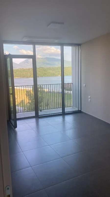 Tirane, jepet me qera , 131 m² 2.000 € (Liqeni Artificial)