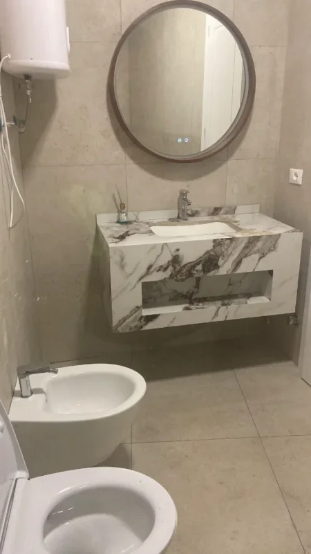 Tirane, jepet me qera , 131 m² 2.000 € (Liqeni Artificial)