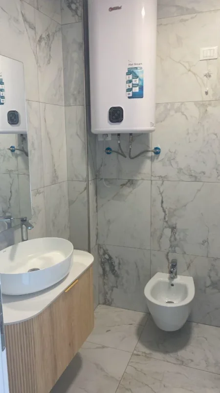 Tirane, jepet me qera , 131 m² 2.000 € (Liqeni Artificial)