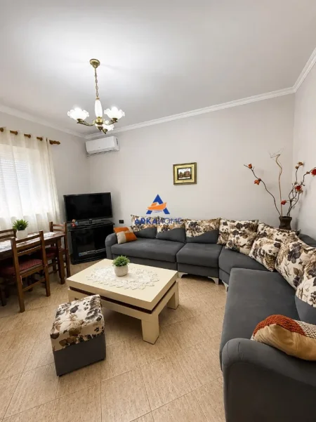 Tirane, jepet me qera apartament 2+1+Ballkon Kati 4, 80 m² 525 € 