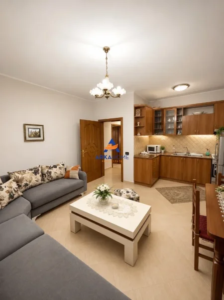 Tirane, jepet me qera apartament 2+1+Ballkon Kati 4, 80 m² 525 € 