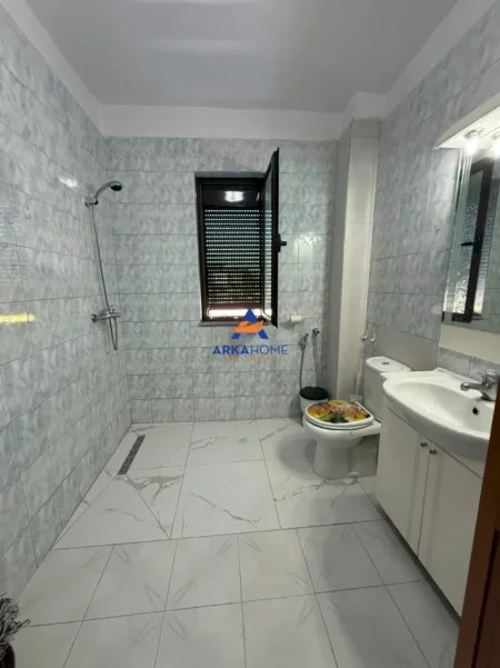 Tirane, jepet me qera apartament 2+1+Ballkon Kati 4, 80 m² 525 € 