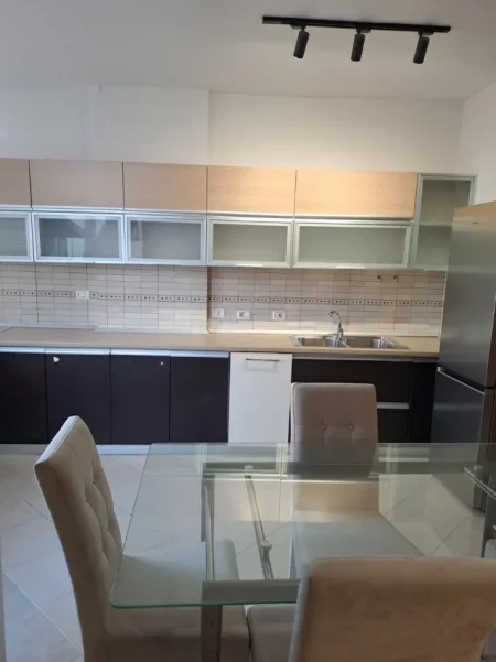 Tirane, jepet me qera apartament 2+1 Kati 2, 100 m² 800 € (RRUGA E KOSOVAREVE)