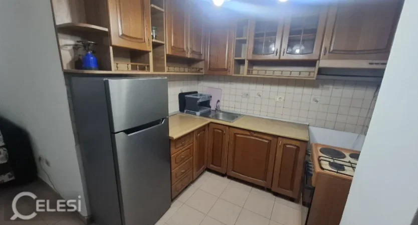 Tirane, jepet me qera apartament 1+1 Kati 9, 68 m² 530 € (Komuna e Parisit, prane Lulishtes)