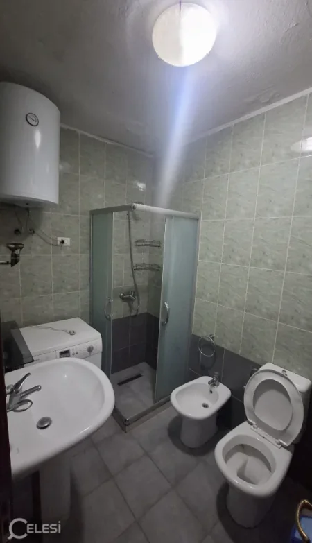 Tirane, jepet me qera apartament 1+1 Kati 9, 68 m² 530 € (Komuna e Parisit, prane Lulishtes)