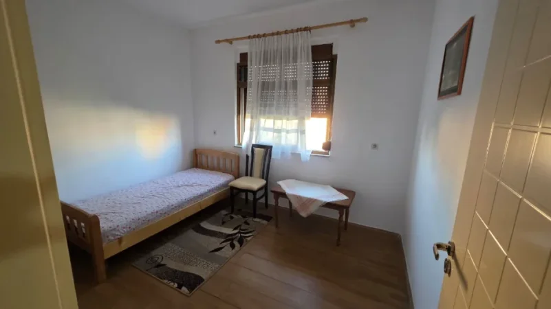 Tirane, jepet me qera apartament 3+1 Kati 4, 80 m² 500 € (RRUGA BARDHYL)