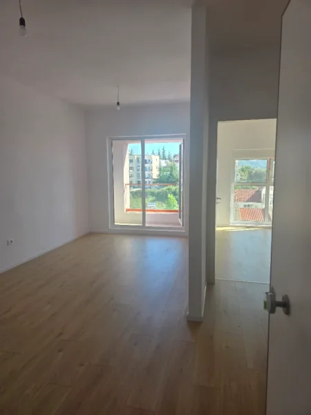 Tirane, jepet me qera apartament 1+1+Ballkon Kati 9, 55 m² 350 € (Pasho Hysa)