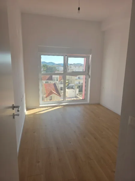 Tirane, jepet me qera apartament 1+1+Ballkon Kati 9, 55 m² 350 € (Pasho Hysa)