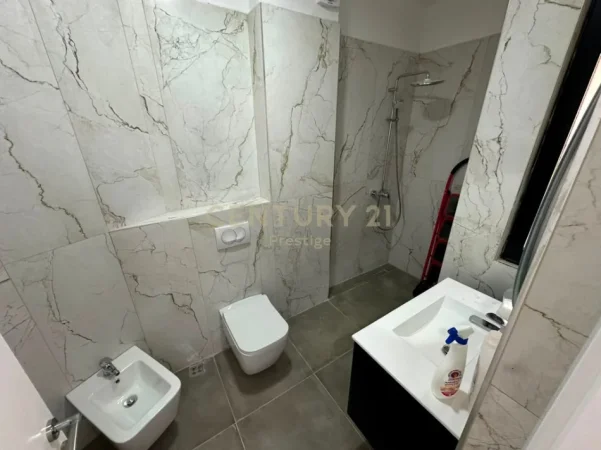 Tirane, jepet me qera apartament 1+1 Kati 4, 64 m² 600 € (Stacioni Trenit)