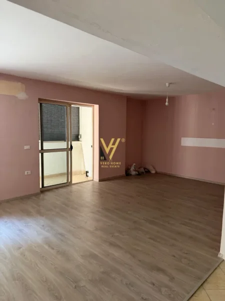 Tirane, jepet me qera zyre Kati 1, 56 m² 920 € (GARDA)