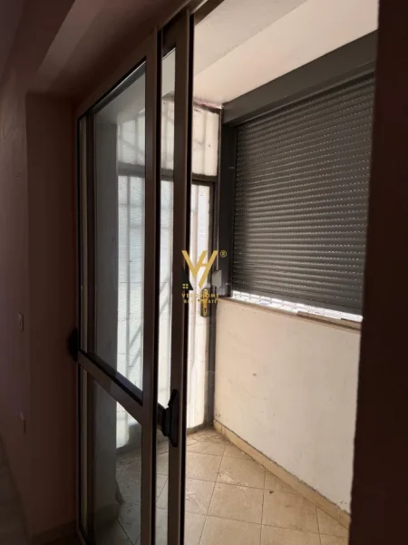 Tirane, jepet me qera zyre Kati 1, 56 m² 920 € (GARDA)