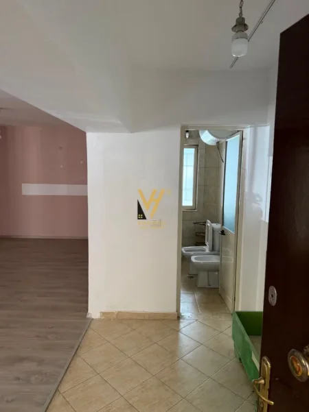 Tirane, jepet me qera zyre Kati 1, 56 m² 920 € (GARDA)