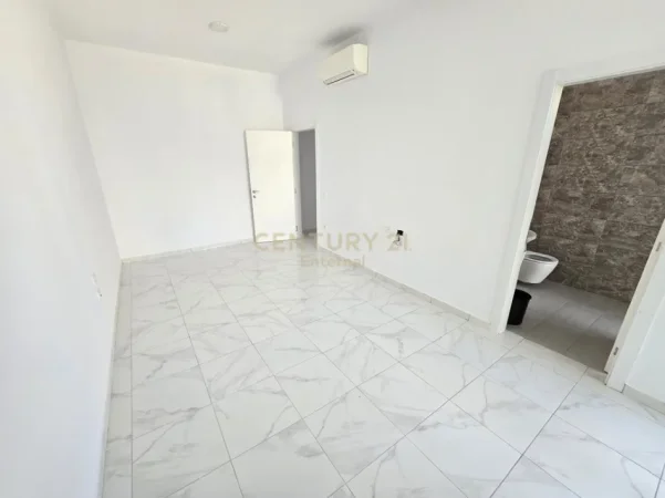 Tirane, jepet me qera ambjent biznesi Kati 2, 111 m² 1.100 € (Square 21)