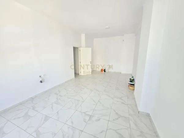 Tirane, jepet me qera ambjent biznesi Kati 2, 111 m² 1.100 € (Square 21)