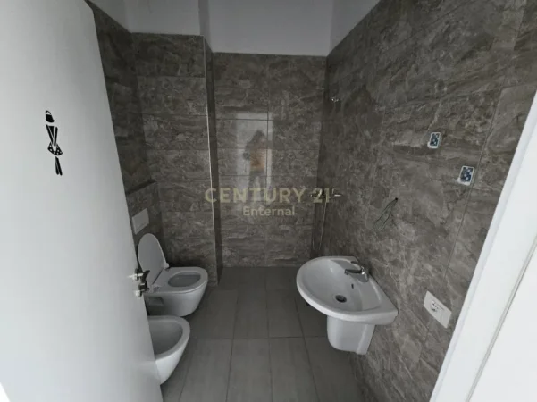 Tirane, jepet me qera ambjent biznesi Kati 2, 111 m² 1.100 € (Square 21)