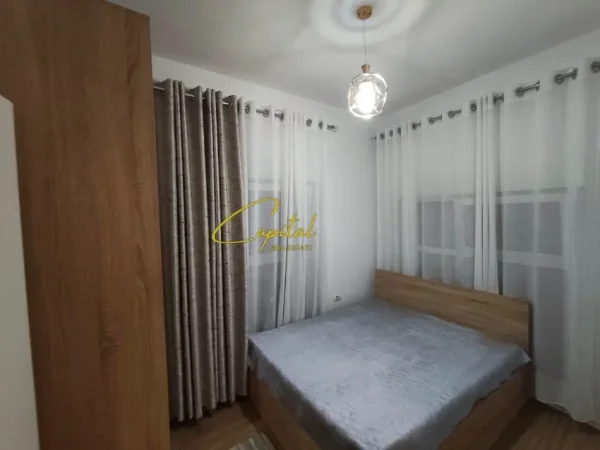 Tirane, jepet me qera apartament 1+1 Kati 2, 55 m² 400 € (ALI DEMI)