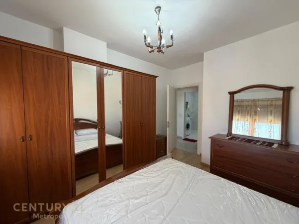 Tirane, jepet me qera apartament 1+1 Kati 5, 93 m² 550 € (Rruga e Dibres)