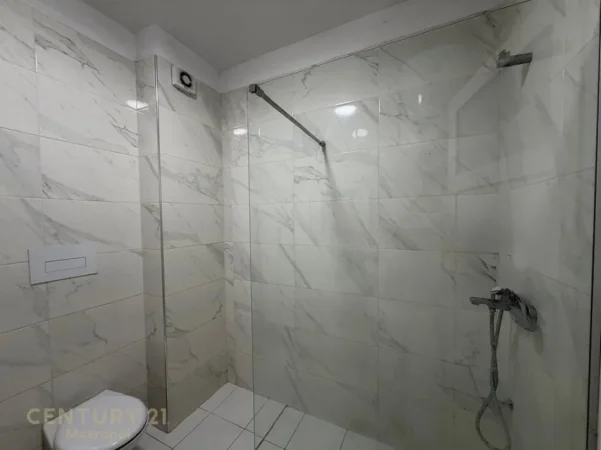 Tirane, jepet me qera apartament 1+1 Kati 5, 93 m² 550 € (Rruga e Dibres)