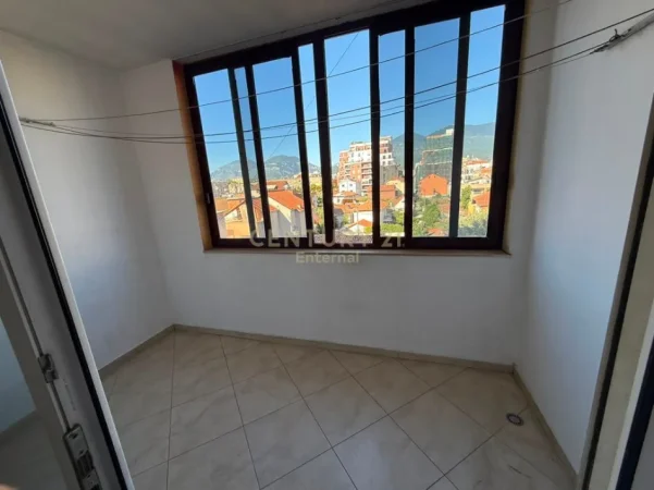 Tirane, jepet me qera zyre Kati 3, 120 m² 1.000 € (Rruga Siri Kodra)