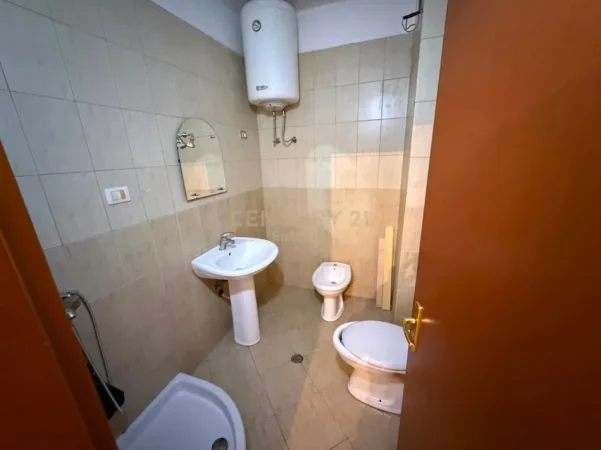 Tirane, jepet me qera zyre Kati 3, 120 m² 1.000 € (Rruga Siri Kodra)