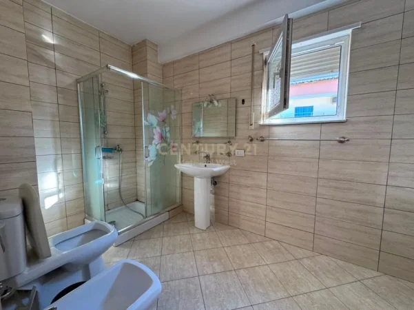 Tirane, jepet me qera apartament 1+1 Kati 6, 68 m² 600 € (Pazari Ri)