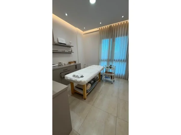 Tirane, jepet me qera ambjent biznesi Kati 3, 100 m² 1.100 € (Square 21)