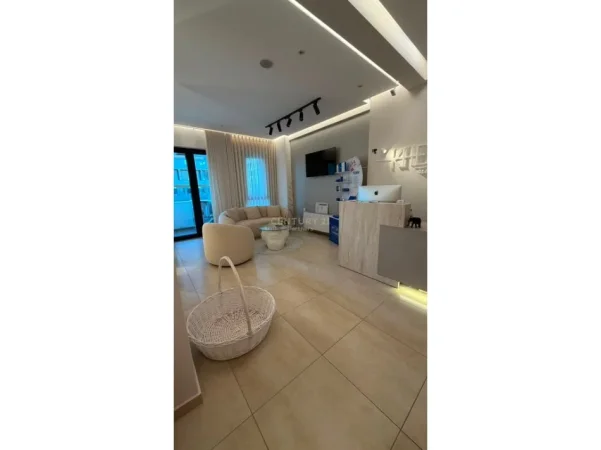 Tirane, jepet me qera ambjent biznesi Kati 3, 100 m² 1.100 € (Square 21)