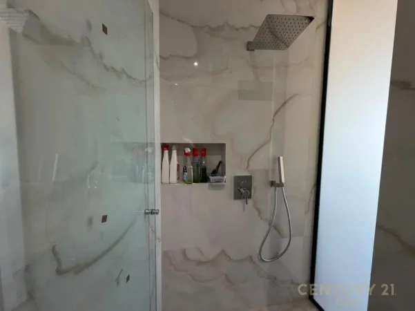 Tirane, jepet me qera zyre Kati 12, 104 m² 950 € (Golden Tower)