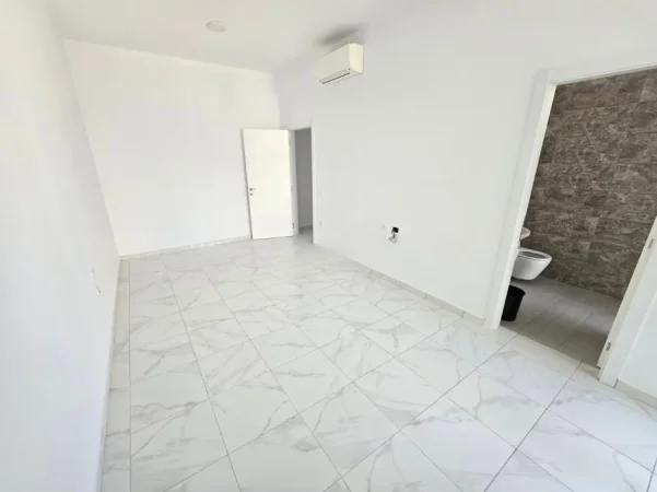 Tirane, jepet me qera zyre Kati 2, 111 m² 1.050 € (Pranë Square 21, Rruga Muhedin Llagami)