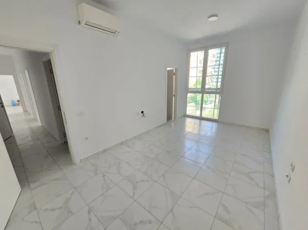 Tirane, jepet me qera zyre Kati 2, 111 m² 1.050 € (Pranë Square 21, Rruga Muhedin Llagami)