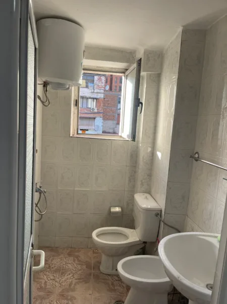 Tirane, jepet me qera apartament 2+1 Kati 3, 73 m² (5 maji)