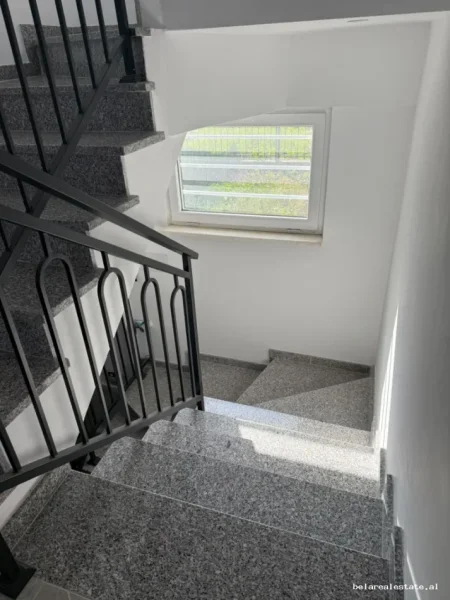 Tirane, jepet me qera Vile 4+1+Ballkon , 722 m² 3.000 € (Seit Bathorja)