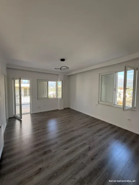 Tirane, jepet me qera Vile 4+1+Ballkon , 722 m² 3.000 € (Seit Bathorja)