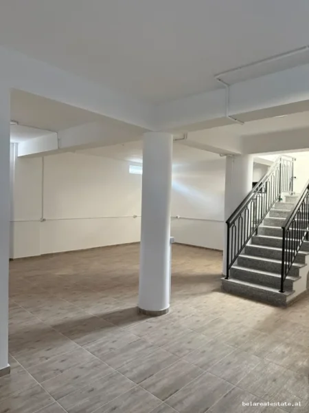 Tirane, jepet me qera Vile 4+1+Ballkon , 722 m² 3.000 € (Seit Bathorja)