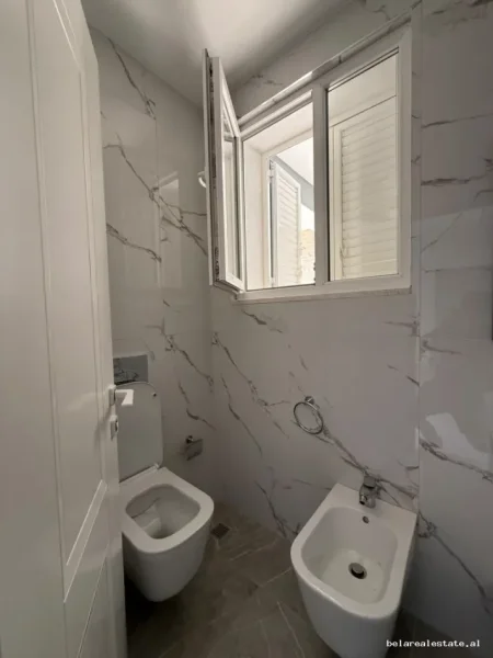 Tirane, jepet me qera Vile 4+1+Ballkon , 722 m² 3.000 € (Seit Bathorja)