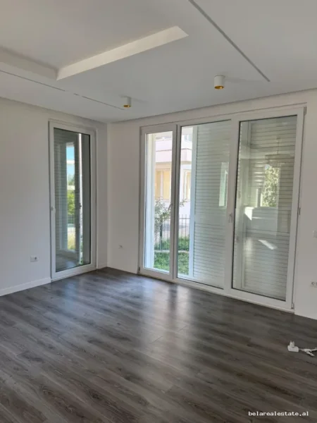 Tirane, jepet me qera Vile 4+1+Ballkon , 722 m² 3.000 € (Seit Bathorja)
