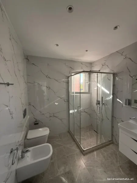 Tirane, jepet me qera Vile 4+1+Ballkon , 722 m² 3.000 € (Seit Bathorja)